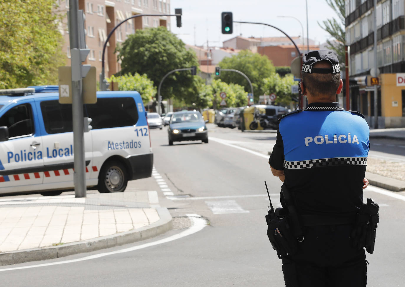 Un conductor que carecía de carné choca contra dos coches aparcados y da positivo por alcoholemia en Palencia