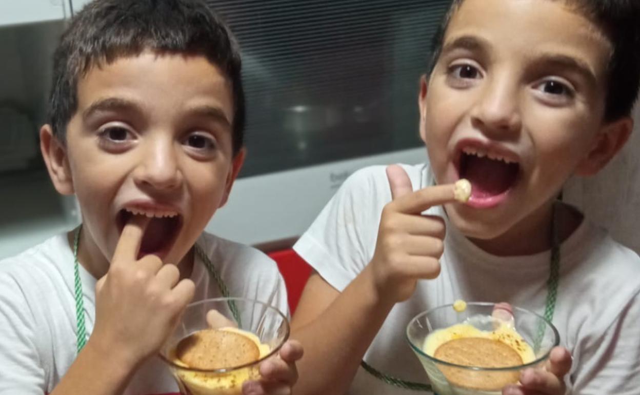 Carlos y Gonzalo prueban el resultado de sus natillas. 