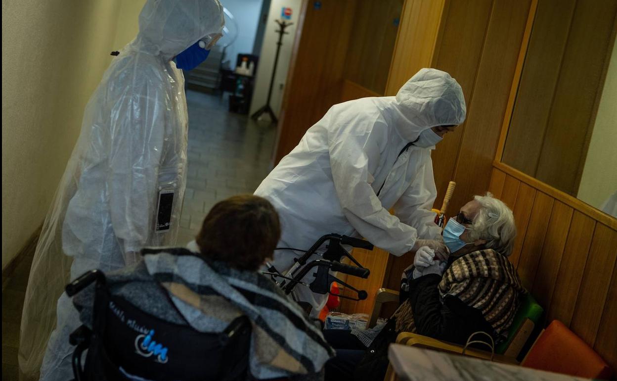 Voluntarios trasladan a personas mayores de una residencia de Barcelona.