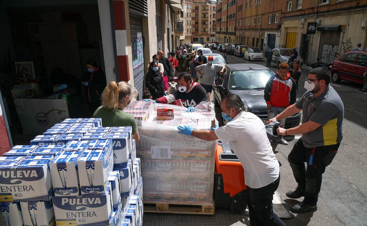 Traslado de alimentos a una caja solidaria.