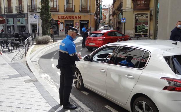 'Despistes' a 200 euros por circular por Cánovas del Castillo en Valladolid