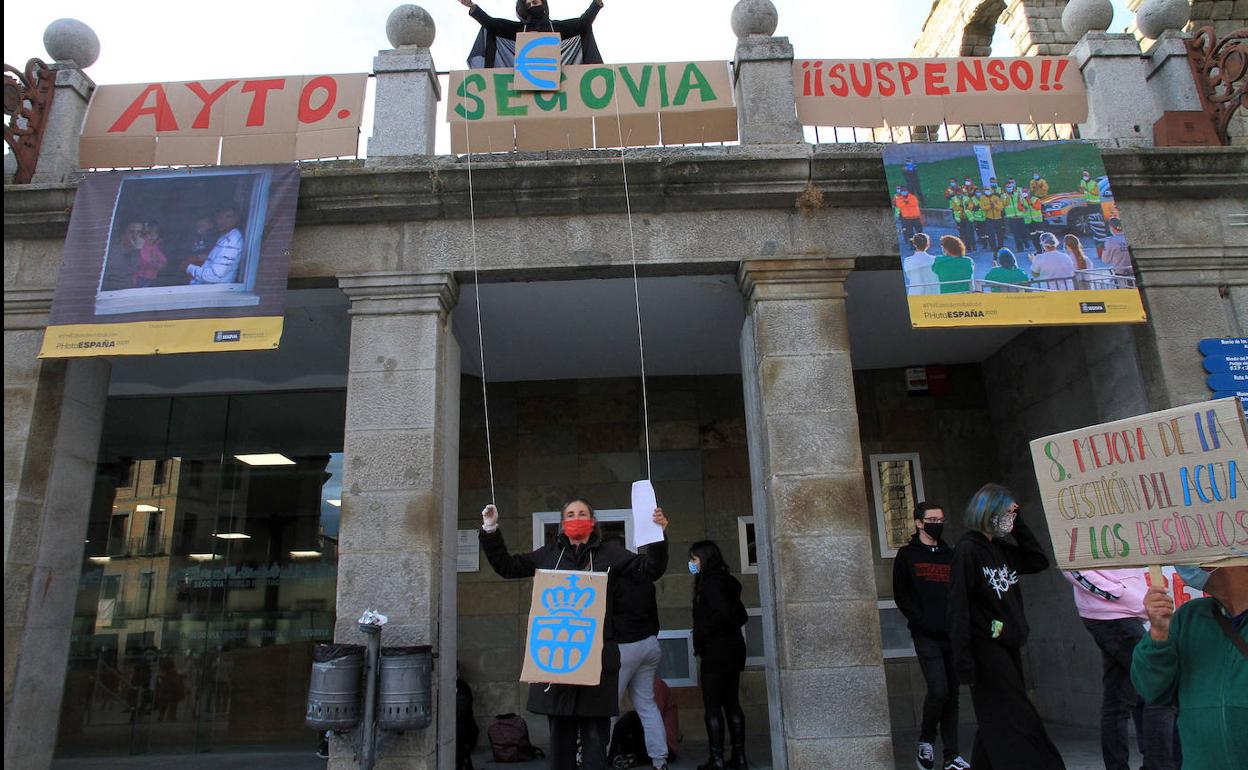 Acción de protesta llevada a cabo este viernes en el Azoguejo por la Asamblea Segoviana por el Clima para reivindicar los comrpomisos adquiridos. 