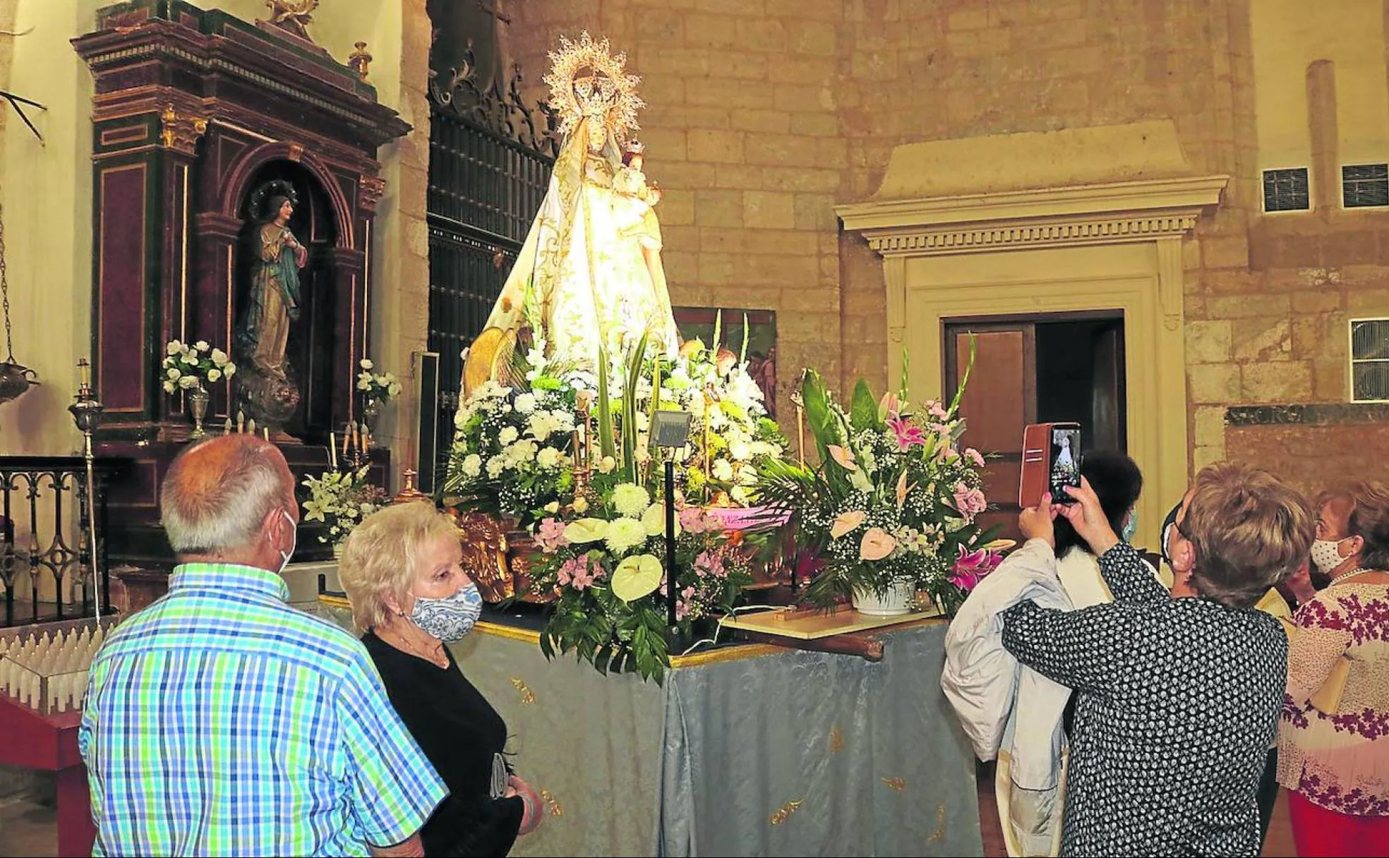 Los vecinos de Torquemada fotografían a la Virgen de Valdesalce.