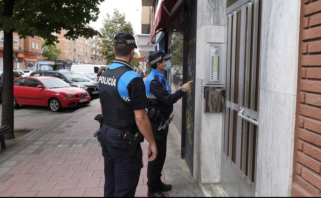 Una pareja de la Policía Municipal patrulla por Valladolid mientras controla a las personas que están confinadas.