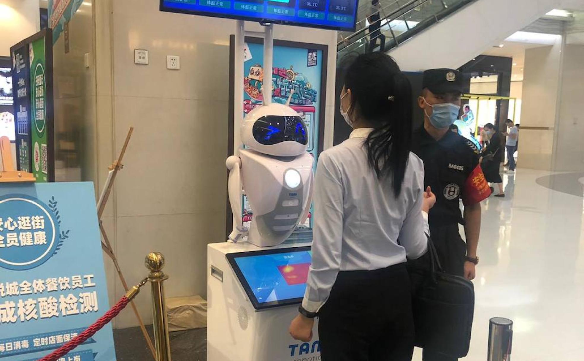 Toma de temperatura en la entrada de un centro comercial.