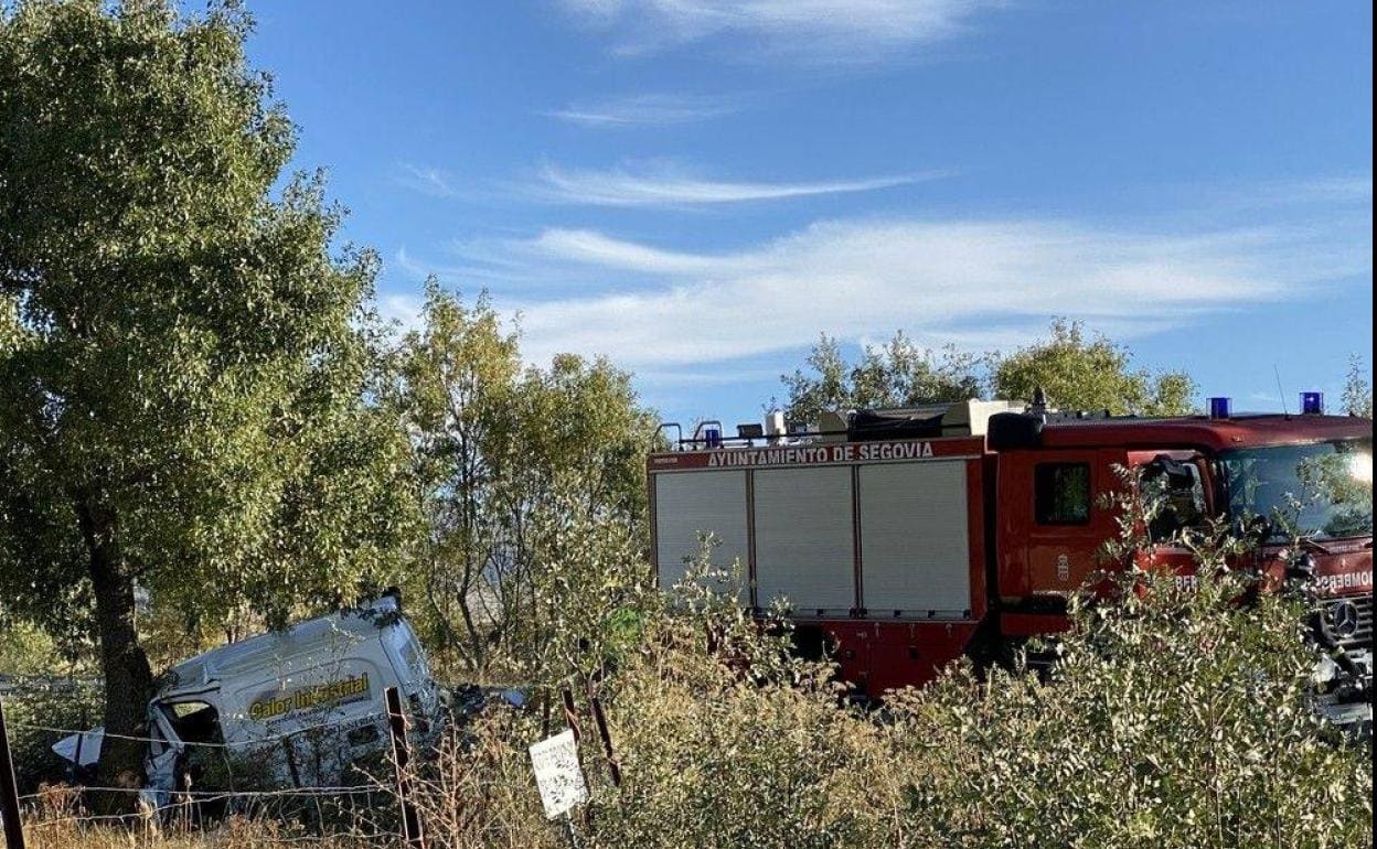 Los bomberos han acudido al lugar del accidente en el que un coche ha colisionado contra un árbol en Basardilla. 