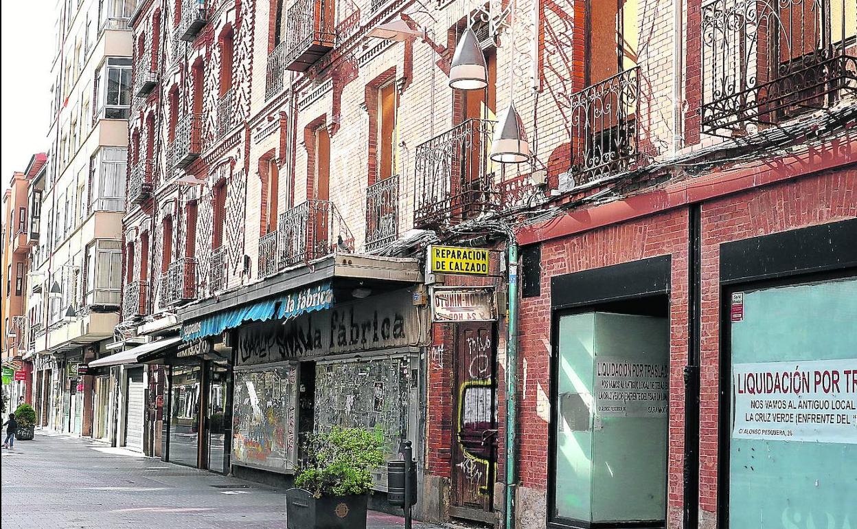 Locales comerciales vacíos en la céntrica calle Mantería de Valladolid.