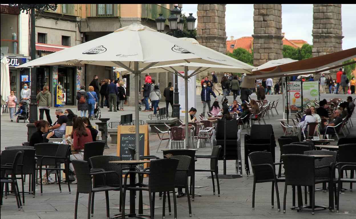 Terrazas algo más vacías estos días de otoño en la avenida del Acueducto de Segovia. 