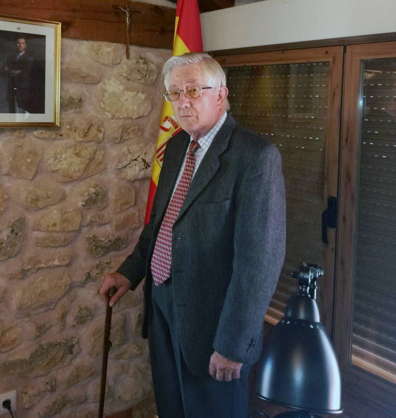 Vicente Robisco ante la bandera de España en Navares de las Cuevas.