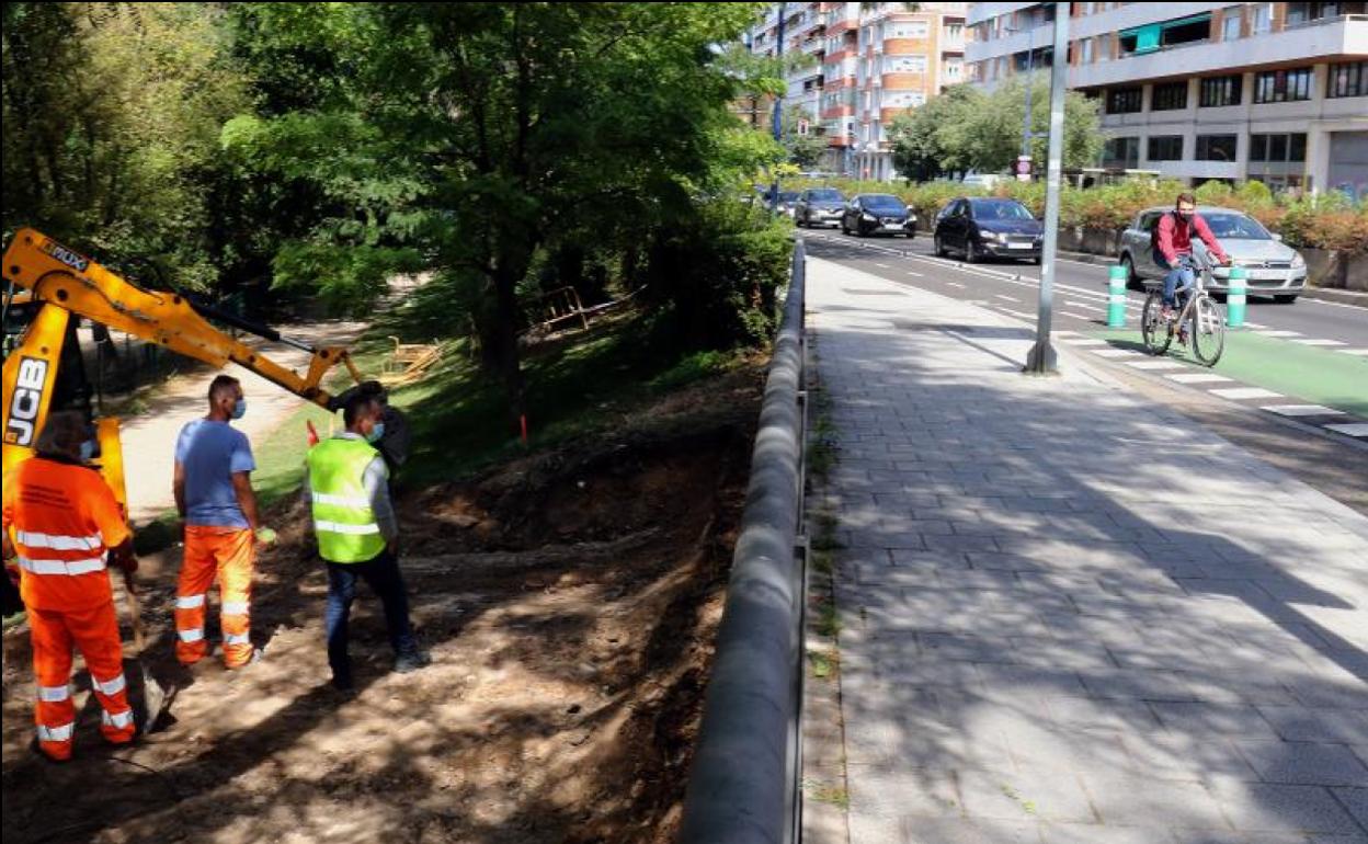 Los operarios igualan el terreno por el que irá la acera de Isabel la Católica justo antes del puente.