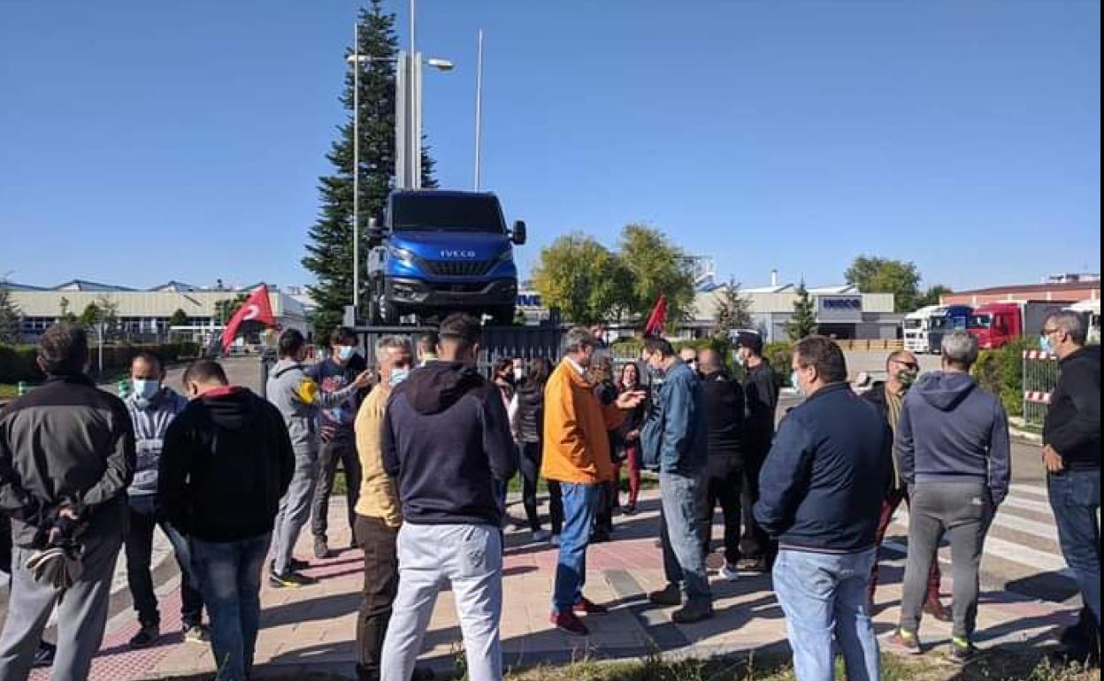 Concentración de la CGT a las puertas de la factoría.