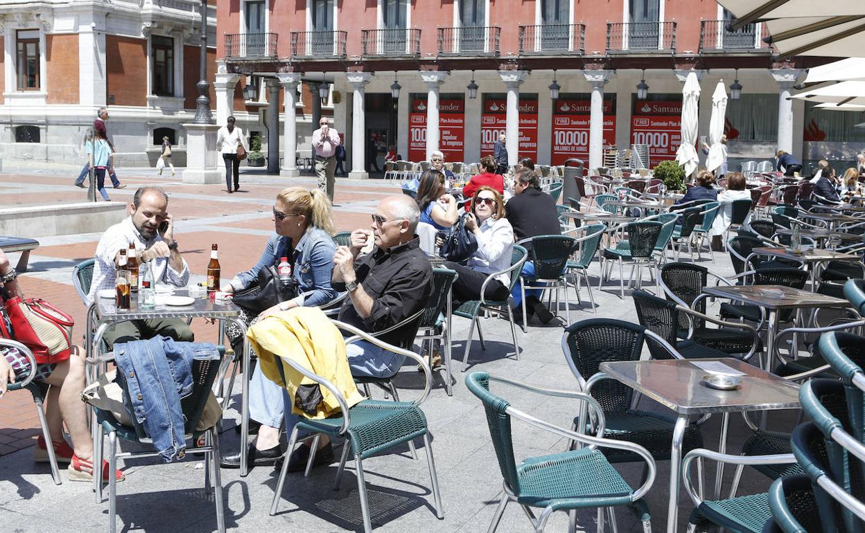 Gente en una terraza en un día soleado en la Plaza Mayor de Valladolid
