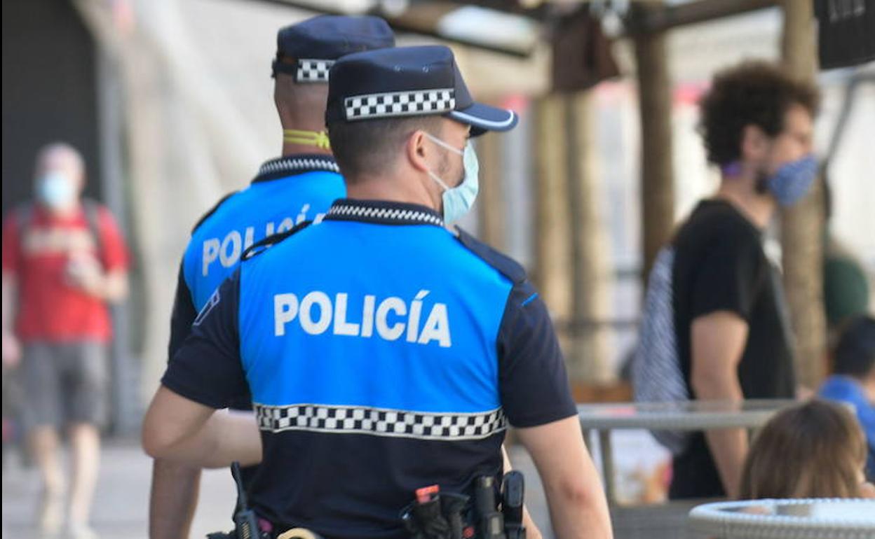 Dos agentes de la Policía Municipal de Valladolid, durante una jornada de trabajo.
