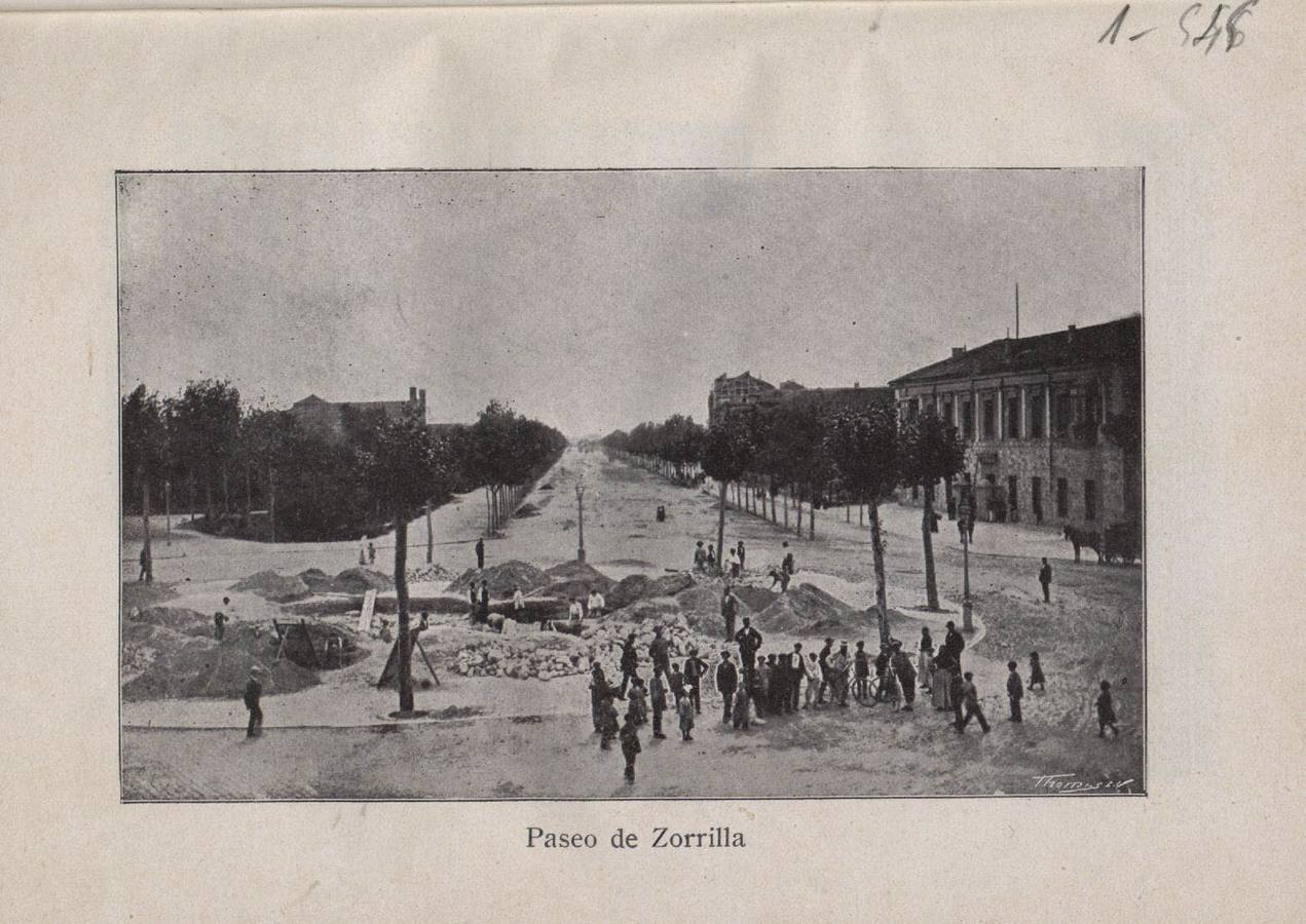 1900. Fotografía de J. Thomas, que muestra las obras para instalar la estatua de José Zorrilla.