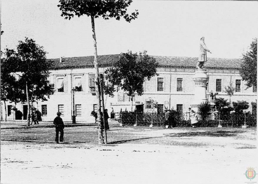 Fotos: Estampas del Valladolid antiguo (LI): la estatua de José Zorrilla, a través de los años