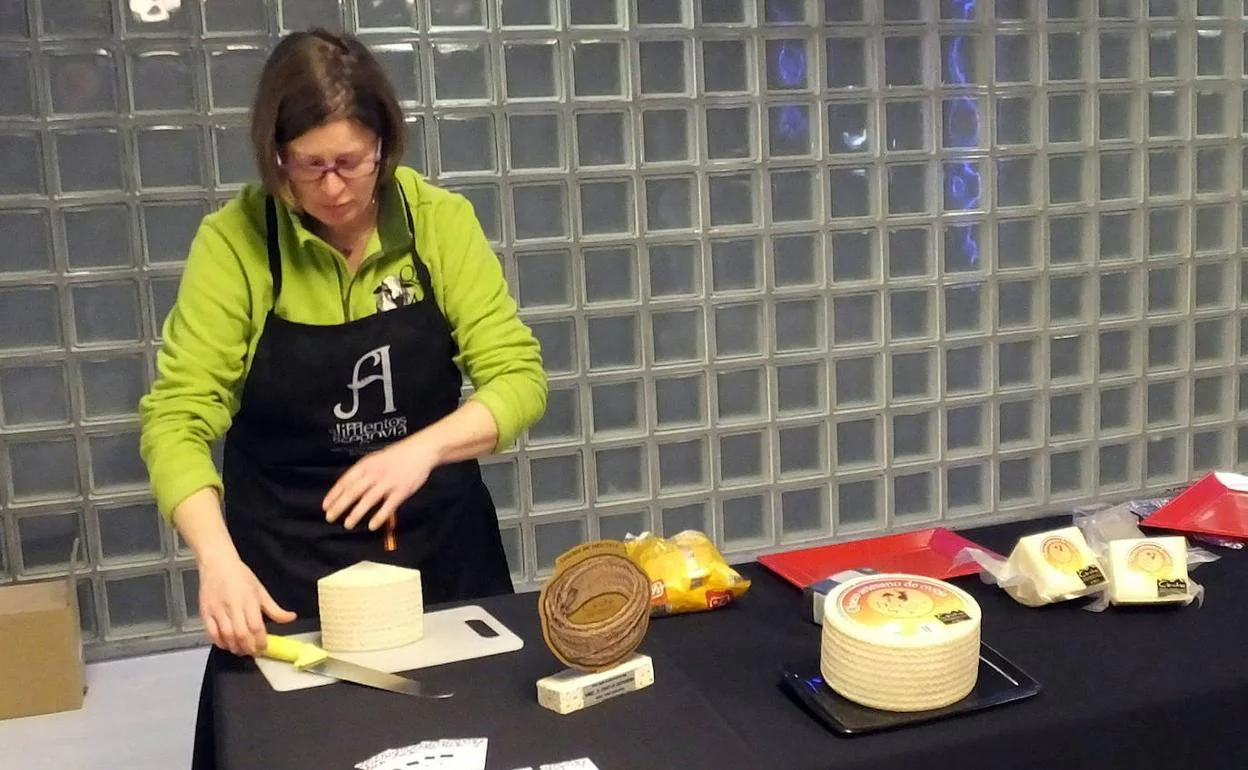 Raquel Arranz, dueña de La Queseria de Sacramenia, en una muestra de Alimentos de Segovia. 