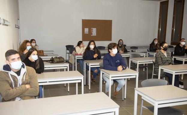 Alumnos en una de las aulas del campus segoviano con mascarillas y sentados según la separación determinada. 