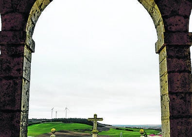 Imagen secundaria 1 - Arriba, el exterior de la colorida ermita de San Blas; crruz y vistas desde el pórtico de la iglesia y retablo principal de la iglesia de la Asunción. 
