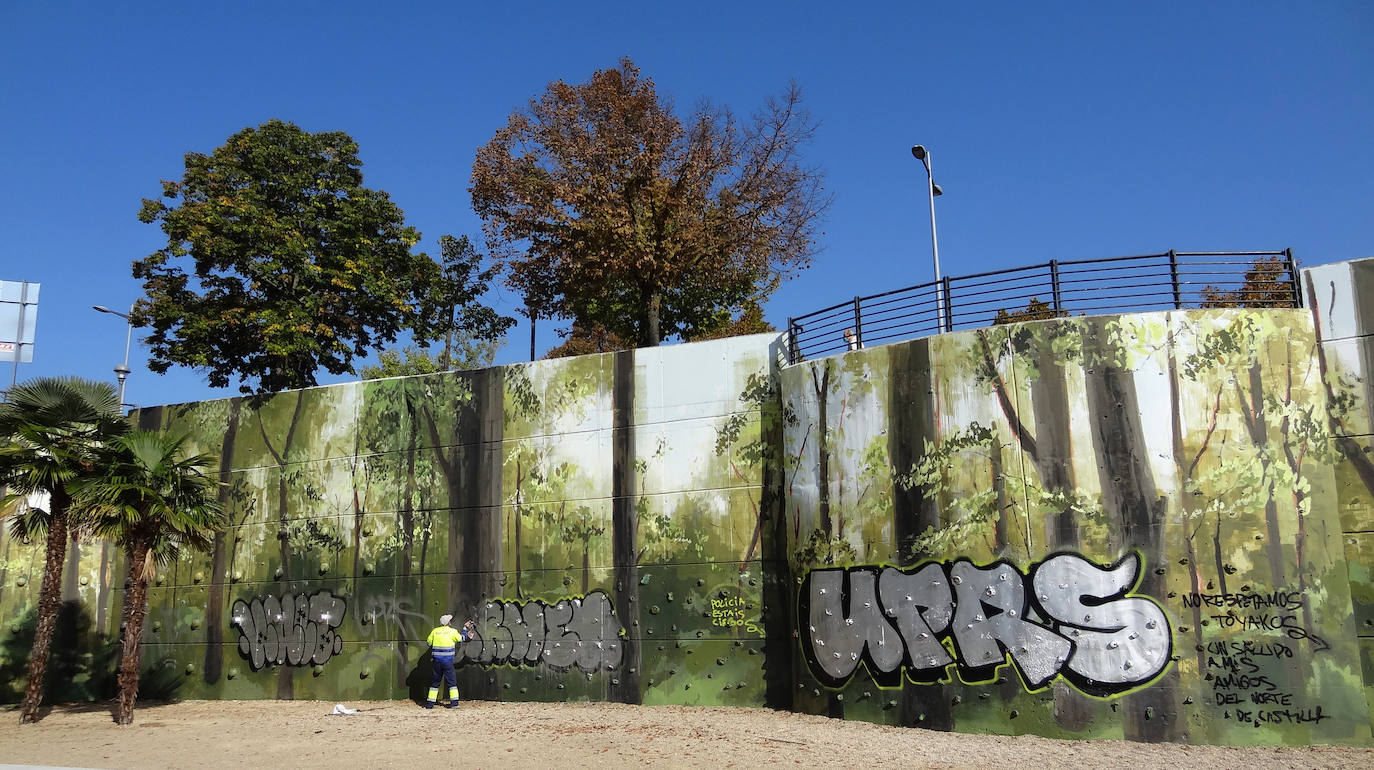 Fotos: Los grafitis cubren el mural recién pintado en el parque Bolaños de Valladolid