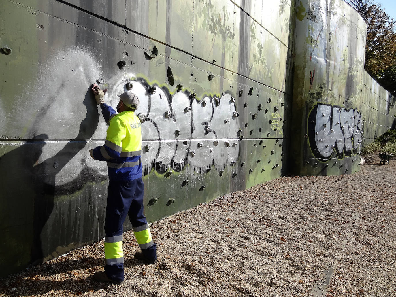 Fotos: Los grafitis cubren el mural recién pintado en el parque Bolaños de Valladolid