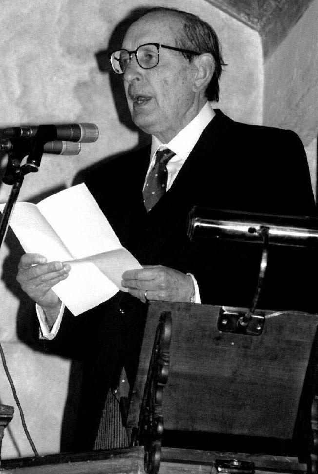 25.04.94 El escritor lee su discurso tras haber recibido el Premio Cervantes.