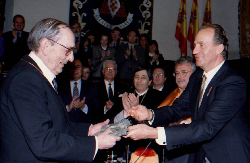 25.04.94 El rey Juan Carlos I entrega el Premio Cervantes de la Literatura a Miguel Delibes con público al fondo aplaudiendo.