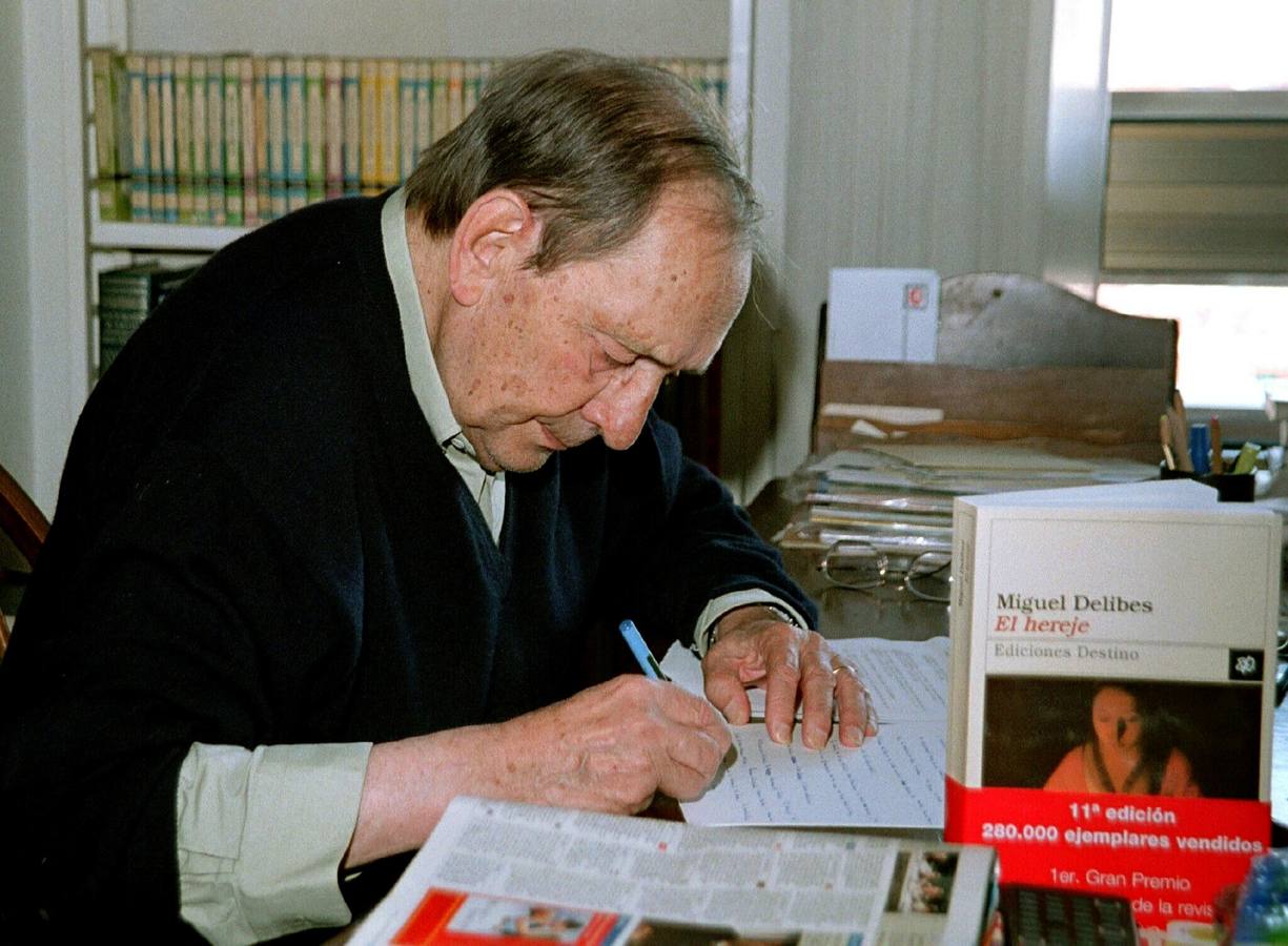 19.10.99 El escritor, que ha obtenido con su obra "El hereje", el Premio Nacional de Narrativa 1999, posa en su casa de Valladolid.