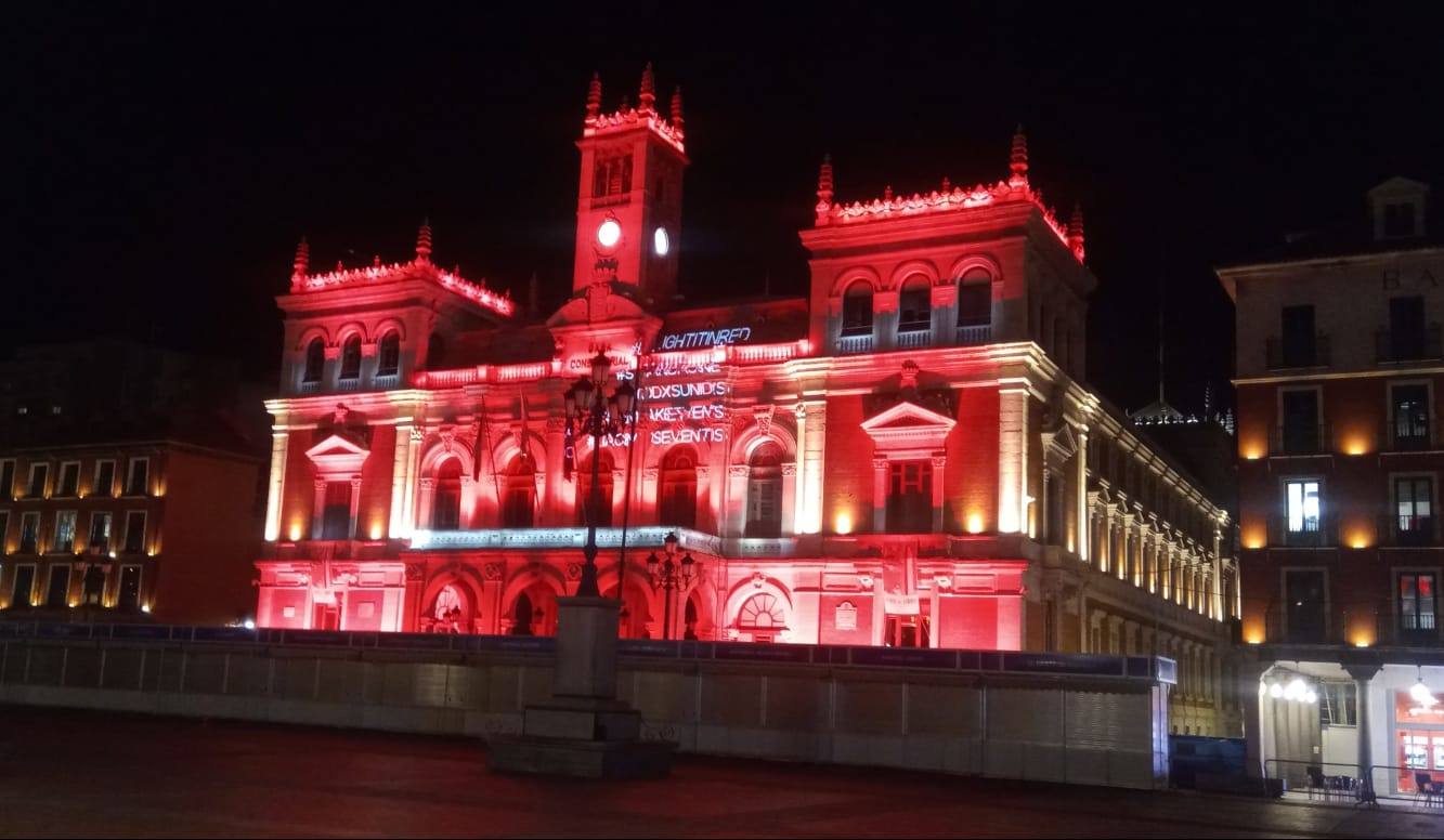 La fachada del Ayuntamiento de Valladolid iluminada este miércoles de rojo. 