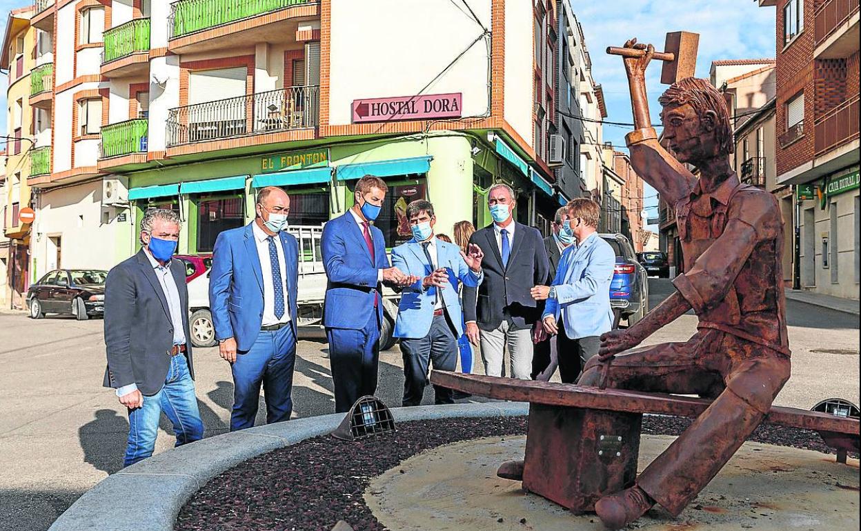 Visita institucional del consejero de Presidencia, Ángel Ibáñez, ayer, a Cantalejo. 