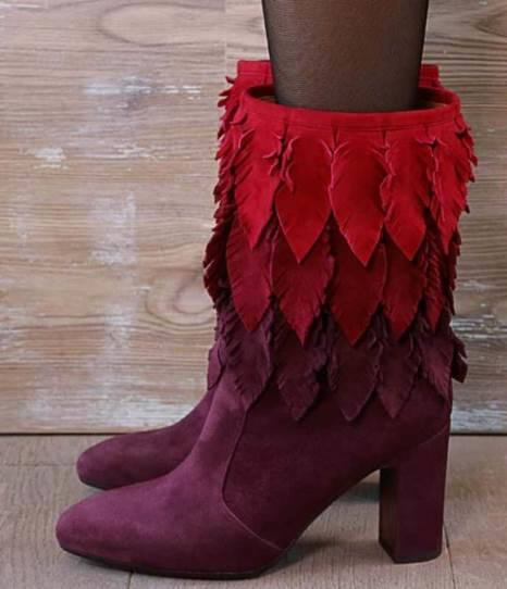 Botín de ante con decoración de hojas en colores burgundy, rojo y morado y tacón de 7,5 centímetros (465 euros).