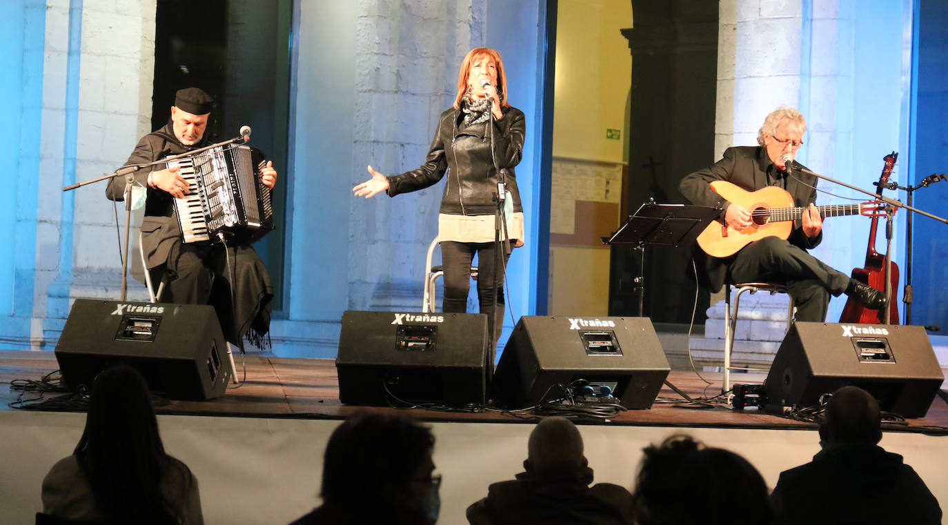 Tras las actuaciones la pasada semana, entre otras, de Celtas Cortos, Siloé y Helena Bianco, el ciclo 'A Cielo Abierto' vuelve a partir de hoy y hasta el domingo, a diferentes espacio de la ciudad. La joven cantante, ha ofrecido un repertorio de fusión de canción portuguesa, música sefardí, folk castellano y raíces lusas.