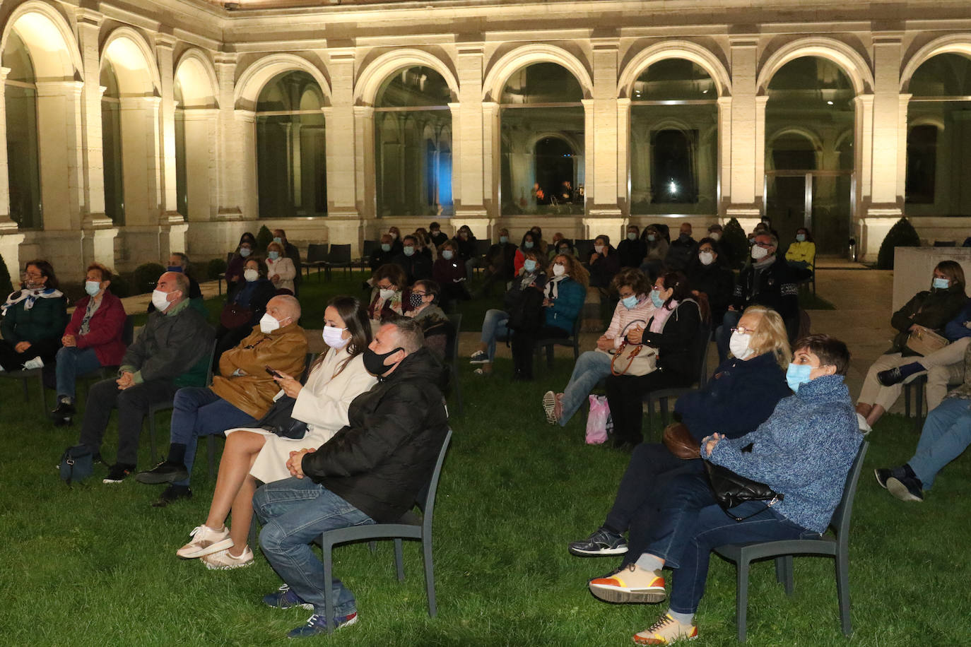 Tras las actuaciones la pasada semana, entre otras, de Celtas Cortos, Siloé y Helena Bianco, el ciclo 'A Cielo Abierto' vuelve a partir de hoy y hasta el domingo, a diferentes espacio de la ciudad. La joven cantante, ha ofrecido un repertorio de fusión de canción portuguesa, música sefardí, folk castellano y raíces lusas.