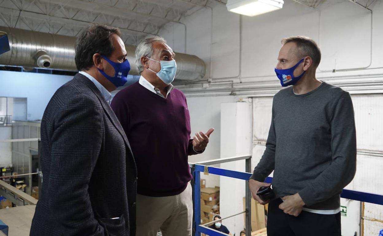Roberto Íñiguez conversa con dos de los hermanos Recio en las instalaciones de la empresa salmantina.