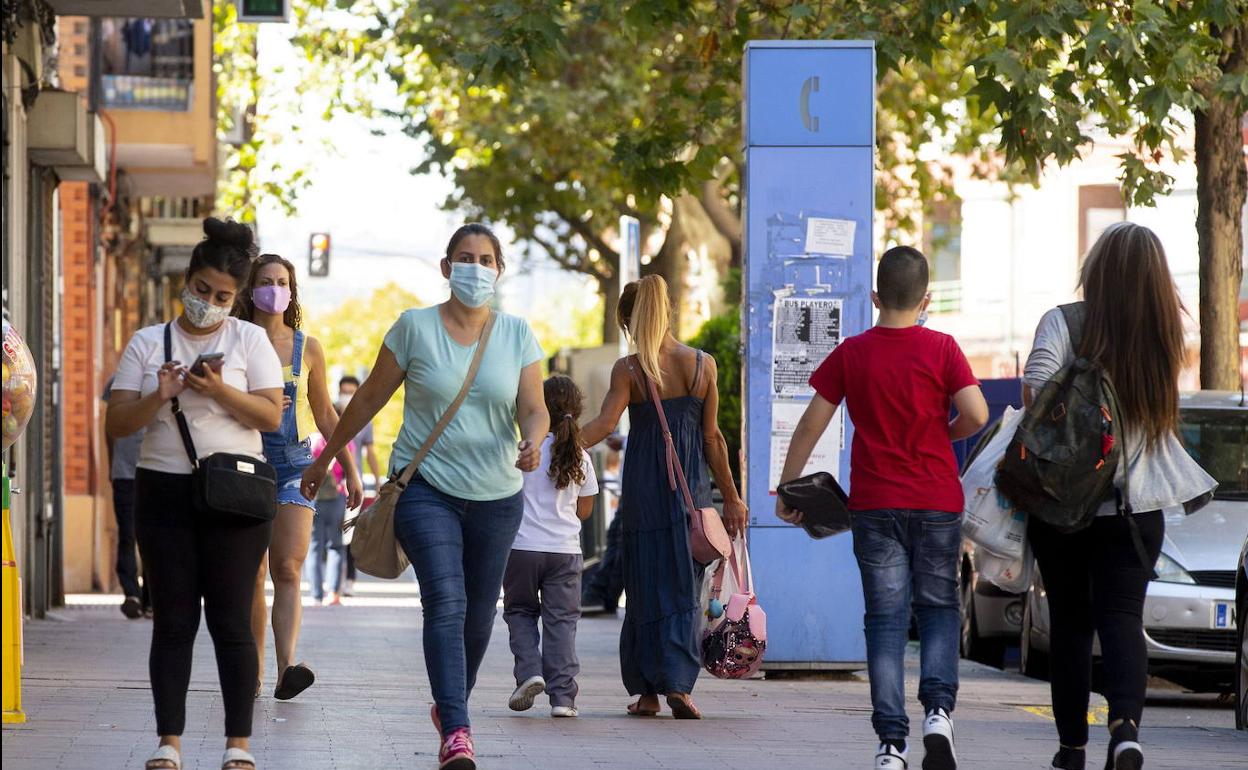 Viandantes en una calle de la capital vallisoletana.