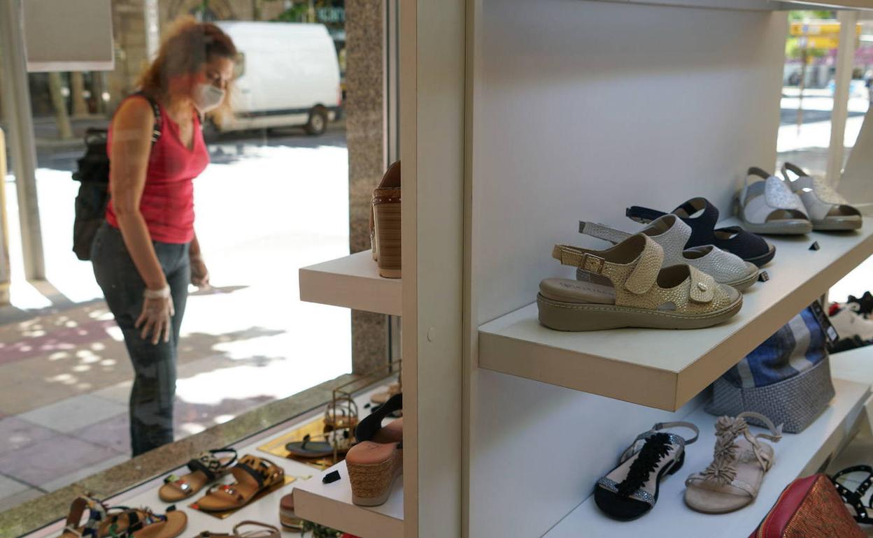 Una mujer contempla un escaparate de la capital. 