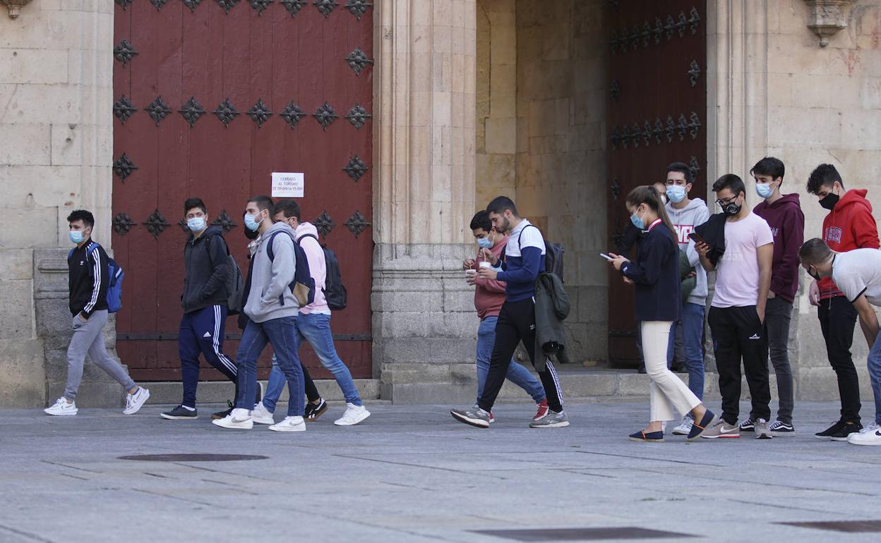 Alumnos junto a la sede de la Universidad.