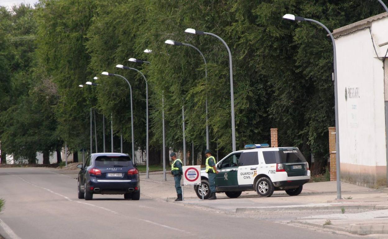 Control de los cuerpos y fuerzas de seguridad en uno de los accesos al casco urbano de Pedrajas de San Esteban.