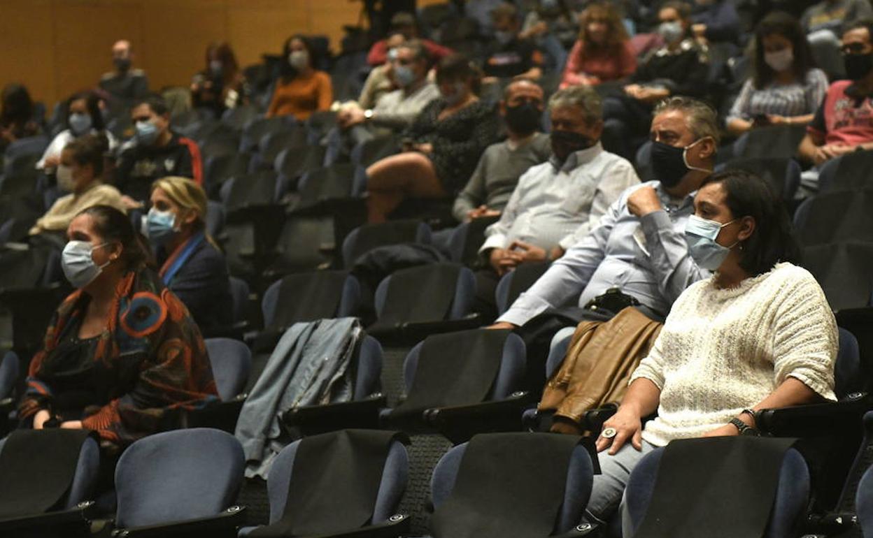 Público con mascarillas y distancia de seguridad en el Auditorio de la Feria, durante la actuación de Celtas Cortos la semana pasada.