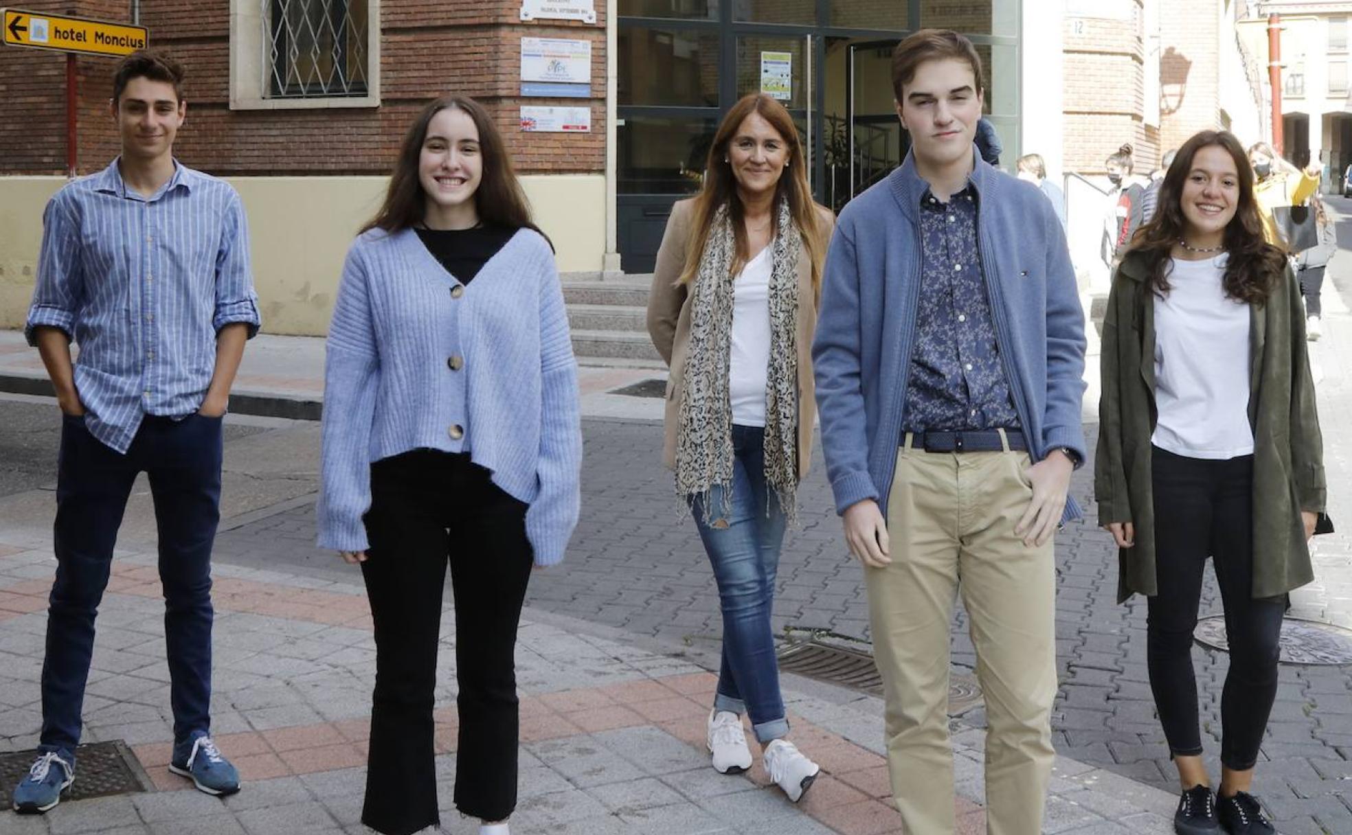 De izquierda a derecha, delante de la fachada del colegio Filipense: Álvaro Salgado, Alba del Hoyo, Conchi Fernández, Pablo García y María Marcos.