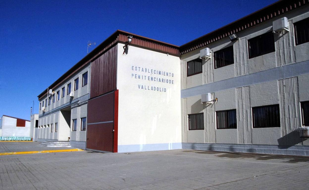 Fachada del centro penitenciario de Villanubla, en Valladolid.