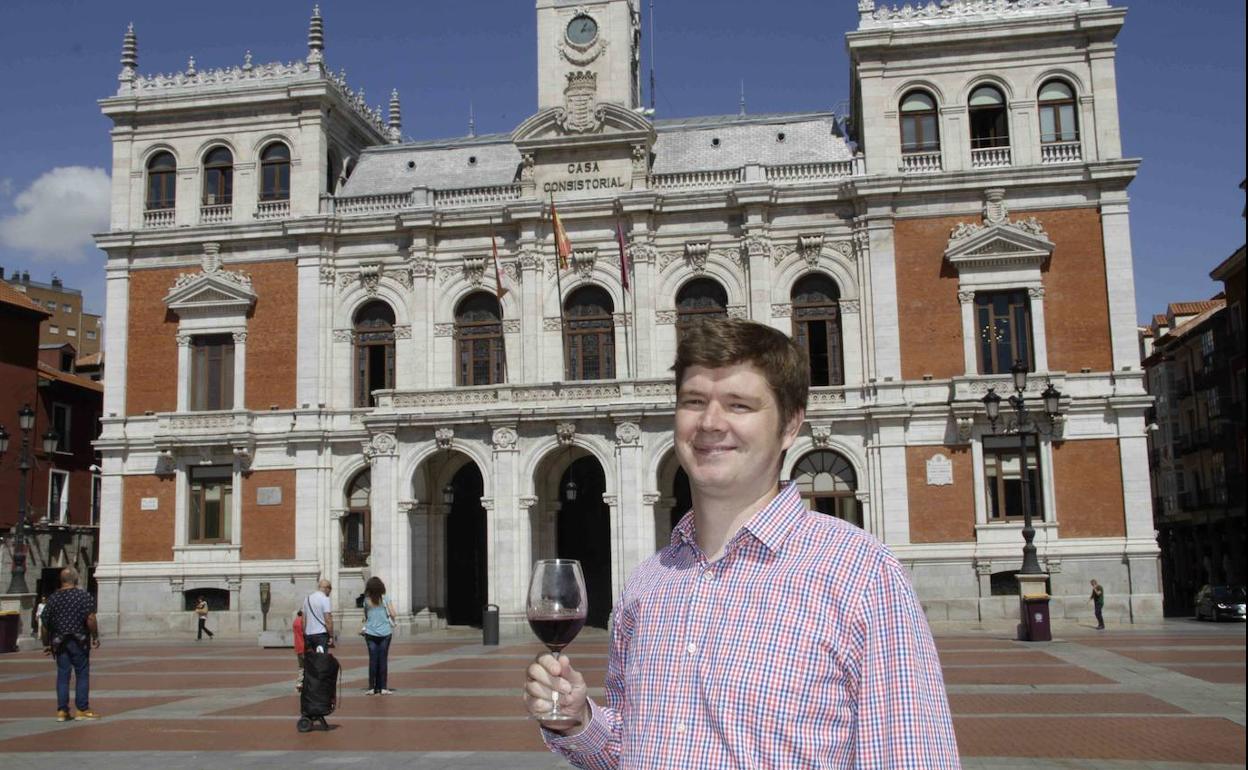 Juan Park, director de Wine Intelligence para España. Portugal y Sudamérica, en la Plaza Mayor de Valladolid. 