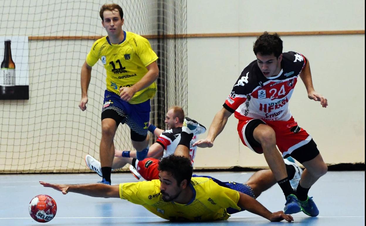 Óscar Marugán, del Nava, en un momento del partido en Irún.