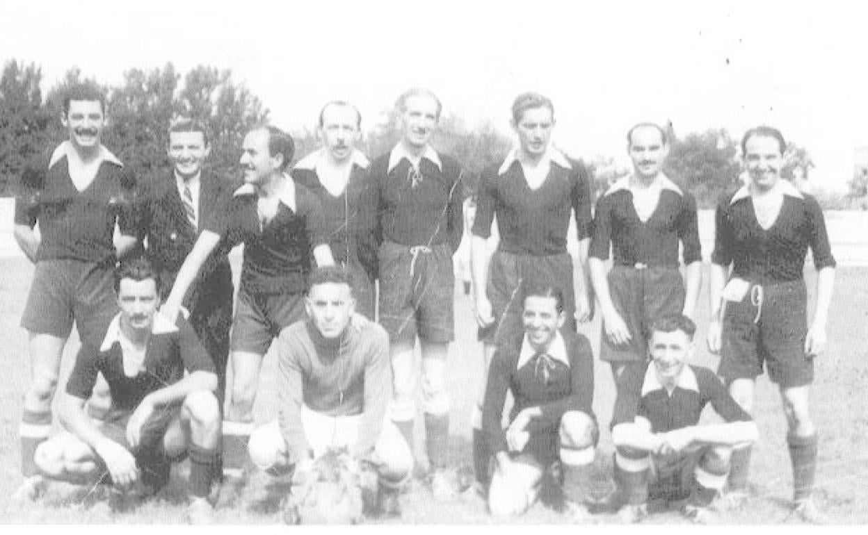 De Valladolid. Vallisoletanos son no pocos de los personajes de ficción de Delibes, como vallisoletano siempre en ejercicio fue su creador. En la foto, el escritor forma parte de un equipo de fútbol de periodistas de Valladolid (tercero, de pie, por la derecha), a punto de enfrentarse a los artistas del circo que recalaba en la ciudad.