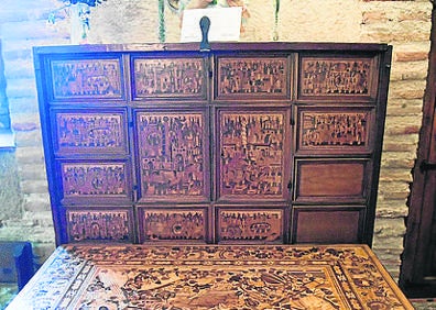 Imagen secundaria 1 - Arriba, exterior de la iglesia El Salvador; abajo, escritorio de madera que puede verse en el museo eclesial y figura de San Antonio Abad, en el interior de la iglesia.