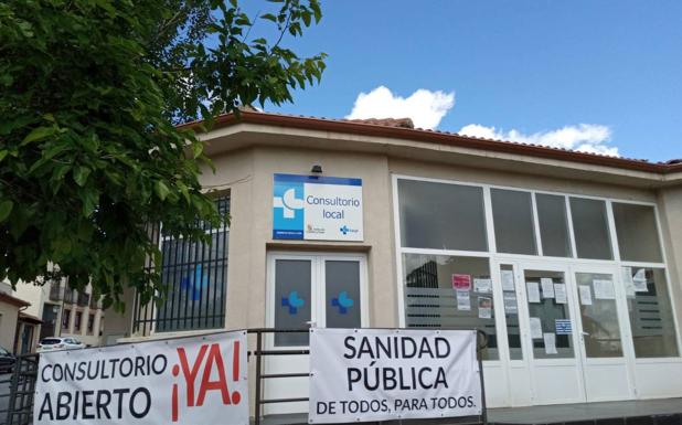 Pancartas en la fachada de un consultorio cerrado a la atención presencial durante estos meses. 