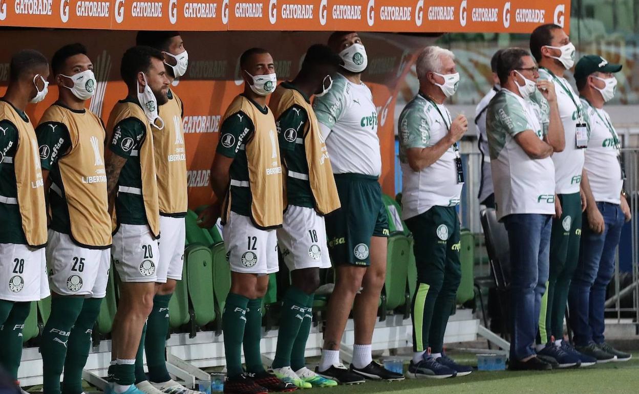 Jugadores e integrantes del cuerpo técnico de un equipo de Brasil, con mascarilla.