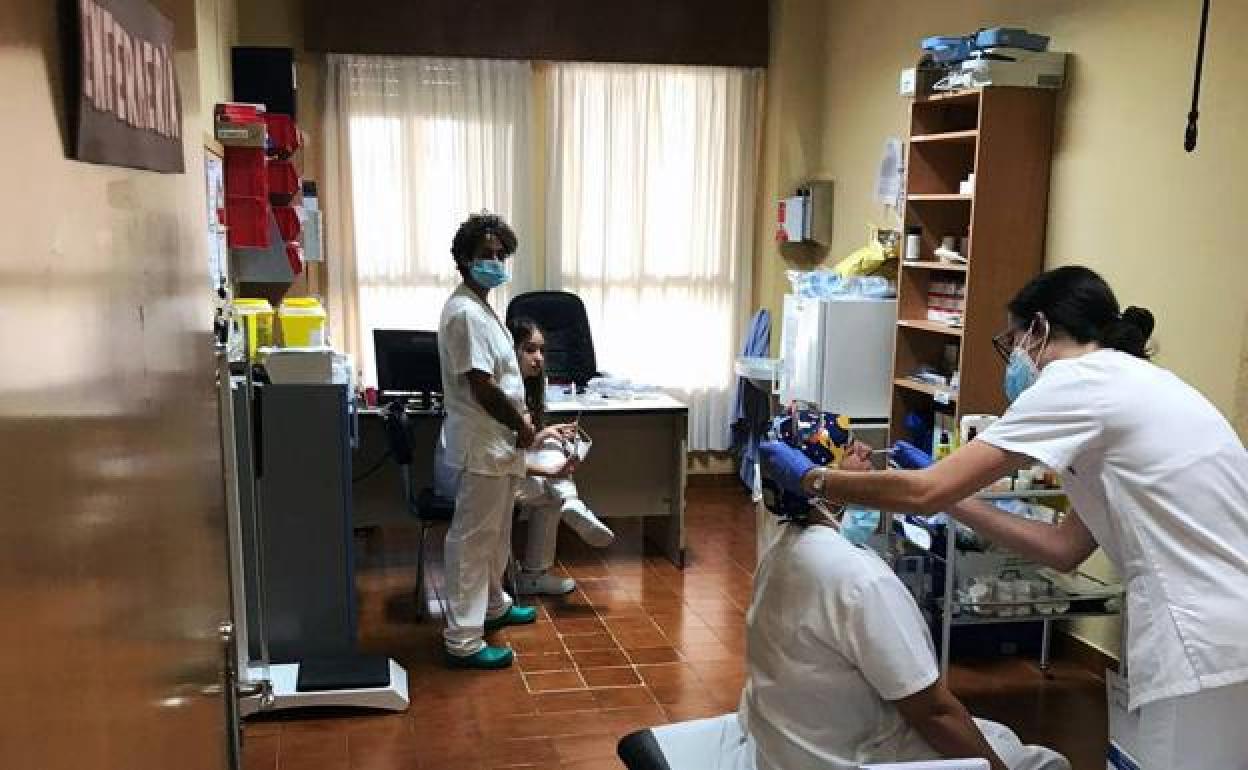 Trabajadoras de la residencia de Riaza se someten a las pruebas PCR en estos últimos días. 