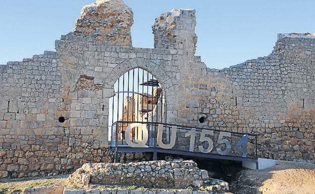 Imagen principal - Arriba, Castillo de los Quijada; abajo, cripta de enterramiento de don Luis de Quijada y doña Magdalena de Ulloa y fuente de San Boal. 