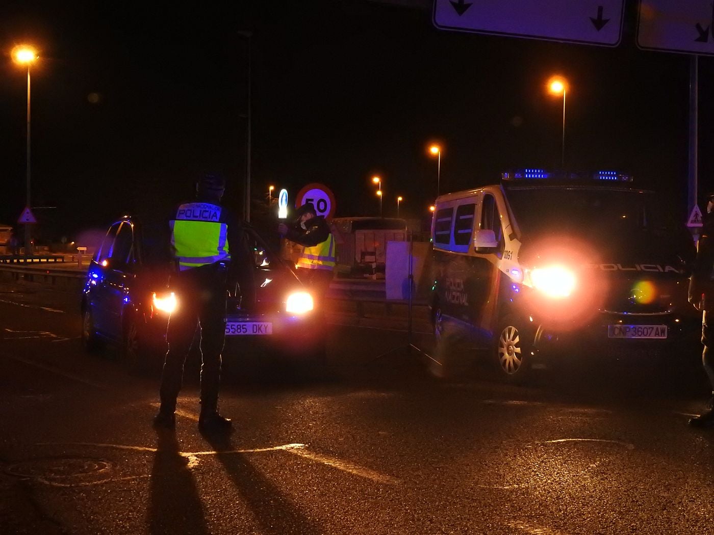 Efectivos de la Policía Nacional y la Guardia Civil han iniciado, pasada le medianoche, controles en las 'fronteras' de León y San Andrés del Rabanedo. Los controles tienen como objeto mantener el confinamiento perimetral de la población debido a la propagación de la pandemia en estas zonas de la provincia.