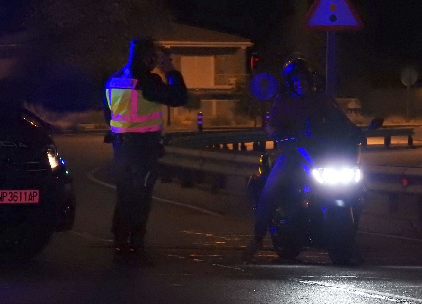 Efectivos de la Policía Nacional y la Guardia Civil han iniciado, pasada le medianoche, controles en las 'fronteras' de León y San Andrés del Rabanedo. Los controles tienen como objeto mantener el confinamiento perimetral de la población debido a la propagación de la pandemia en estas zonas de la provincia.